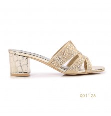 Chic wide-heeled slide...