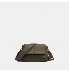 AA012502013 A stylish bag...