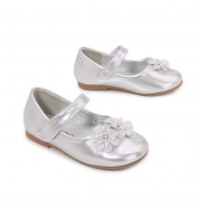 حذاء للبنات جذاب مزين بوردتين