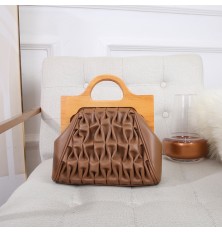 حقيبة نسائية جلدية أنيقة...